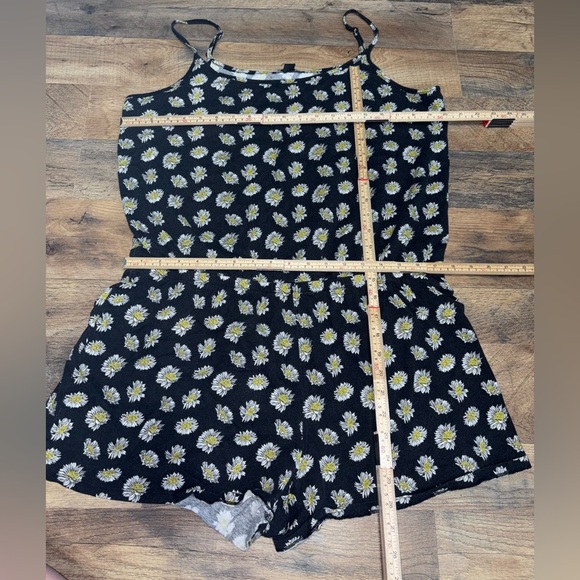 Esmara Black Daisy Print Romper - Picture 2 of 3